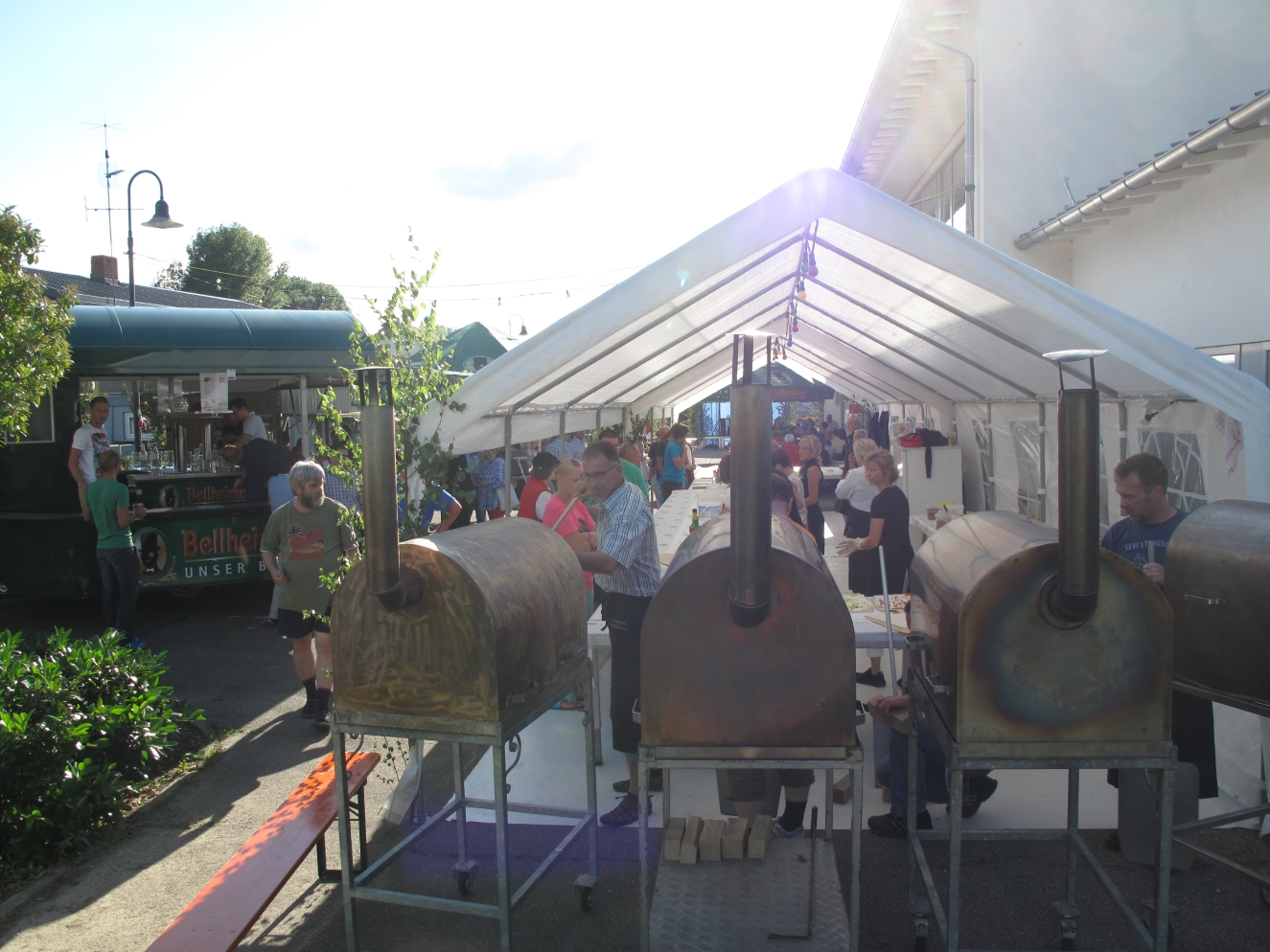 Das Flammkuchenfest in Knittelsheim findet jedes Jahr im Juni am Gemeindehaus statt.